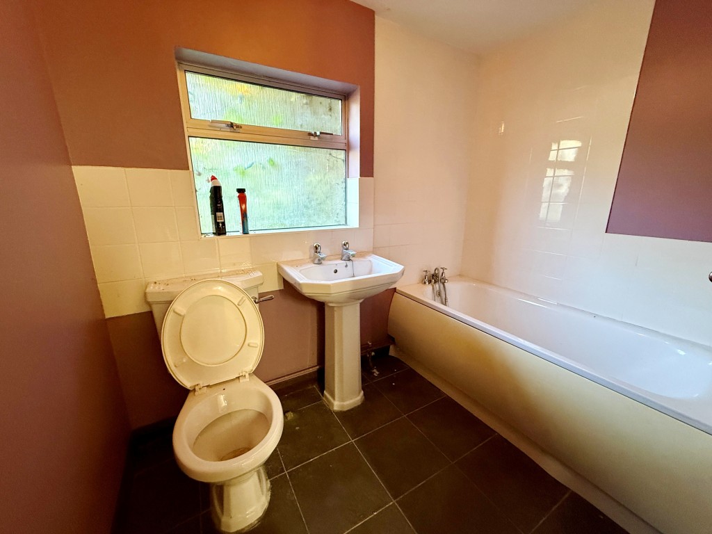 Lot: 103 - GRANARY AND OUTBUILDINGS ON APPROX 14 ACRES WITH FENCED PADDOCKS IN RURAL LOCATION - Bathroom with W.C.